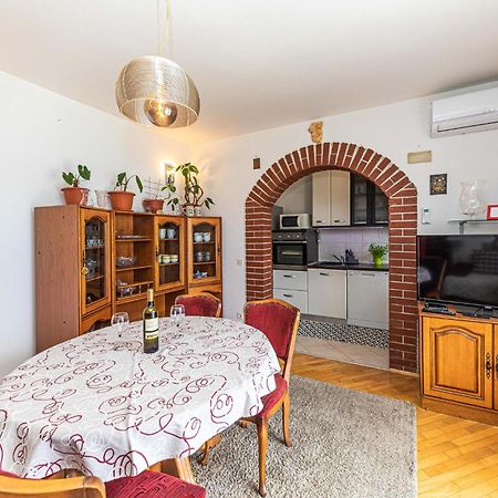 2 Bedroom Beautiful Apartment In Okrug Gornji تروغير المظهر الخارجي الصورة