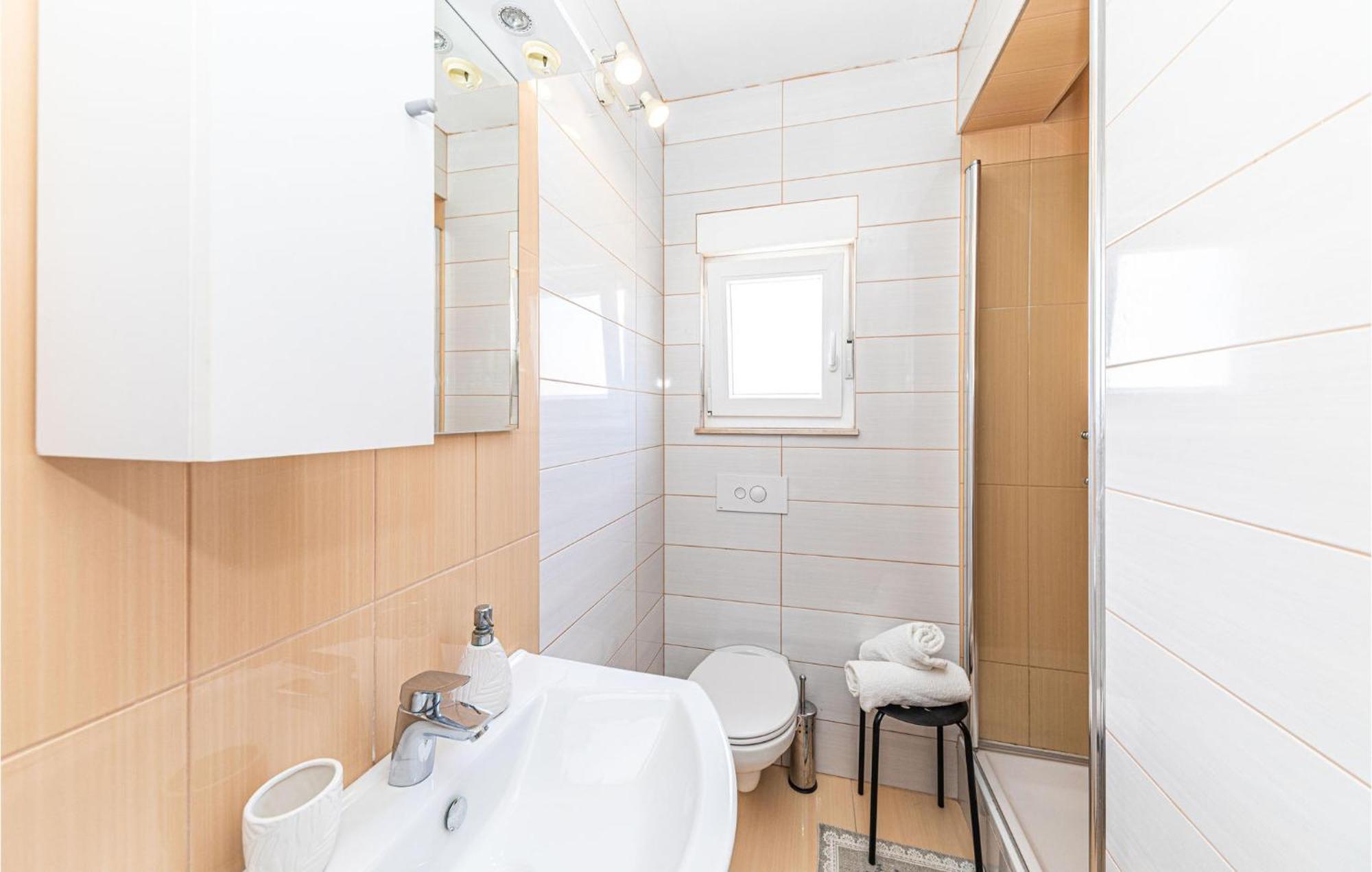 2 Bedroom Beautiful Apartment In Okrug Gornji تروغير المظهر الخارجي الصورة
