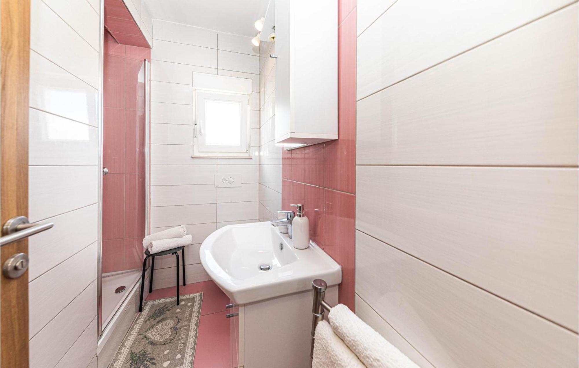 2 Bedroom Beautiful Apartment In Okrug Gornji تروغير المظهر الخارجي الصورة