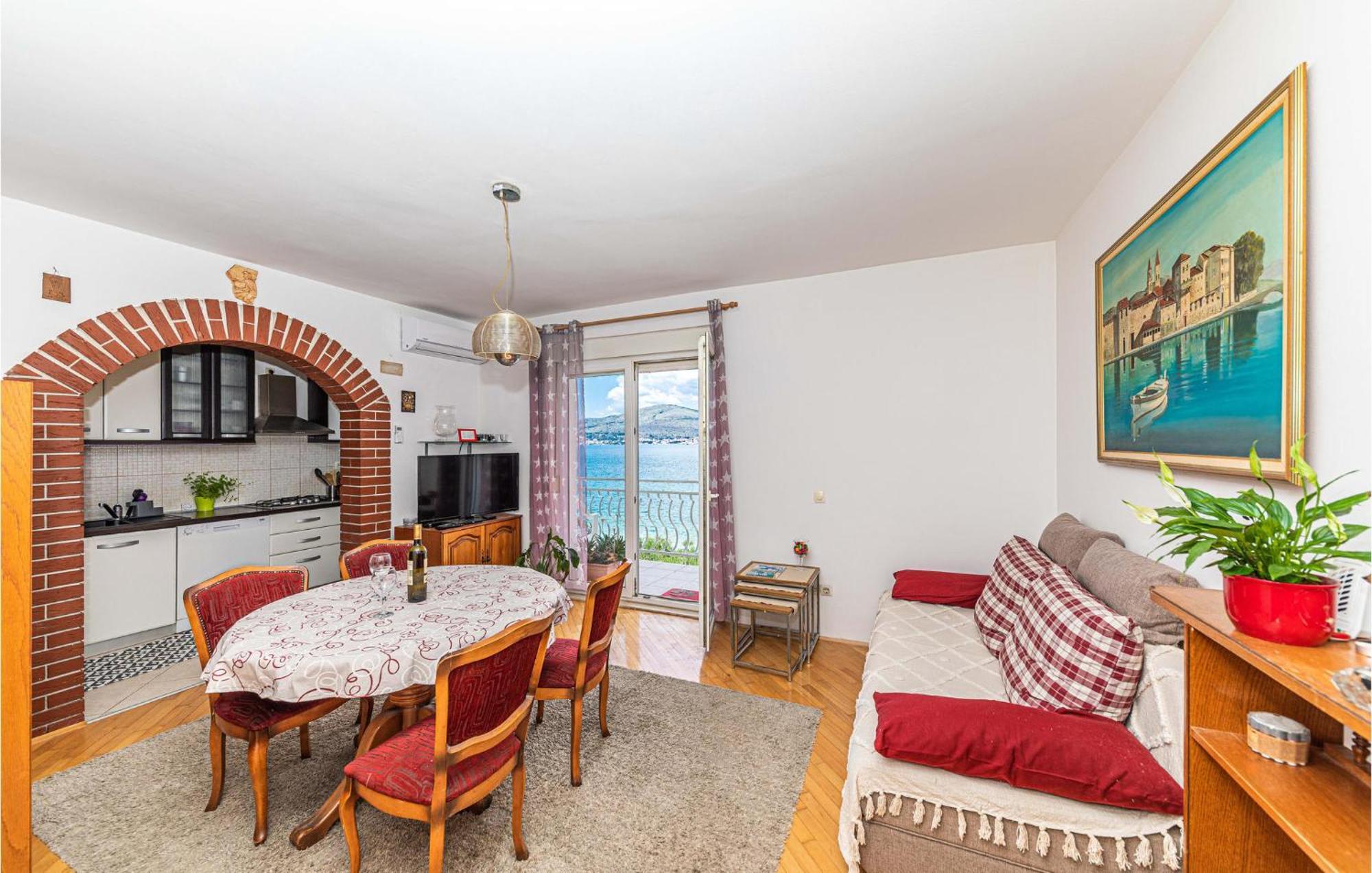 2 Bedroom Beautiful Apartment In Okrug Gornji تروغير المظهر الخارجي الصورة