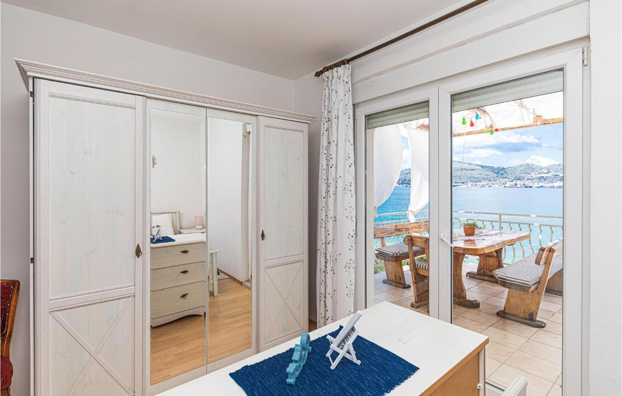 2 Bedroom Beautiful Apartment In Okrug Gornji تروغير المظهر الخارجي الصورة
