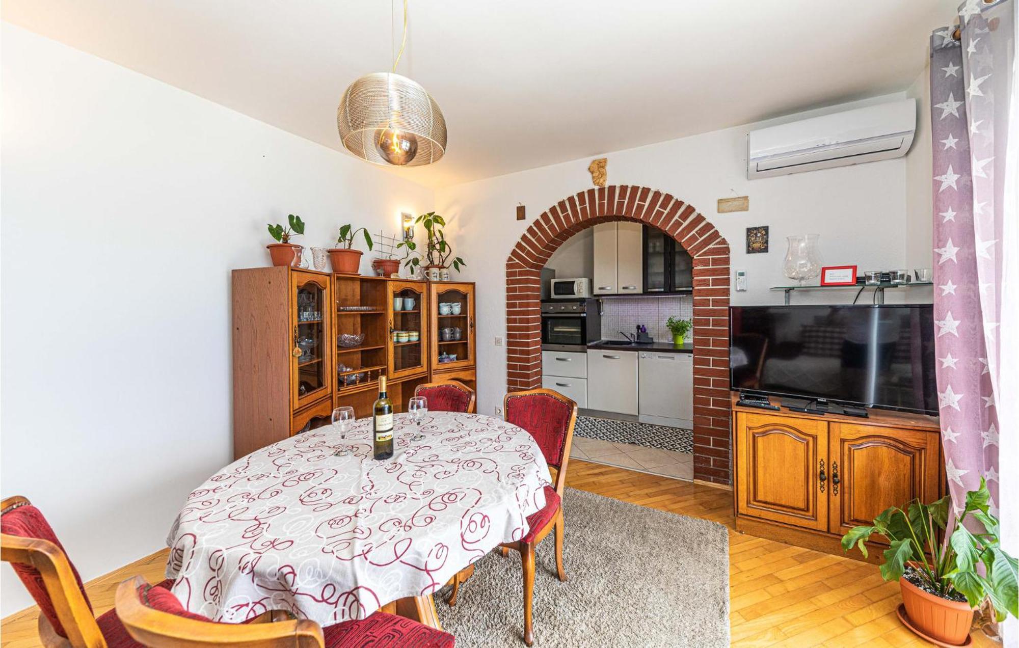 2 Bedroom Beautiful Apartment In Okrug Gornji تروغير المظهر الخارجي الصورة